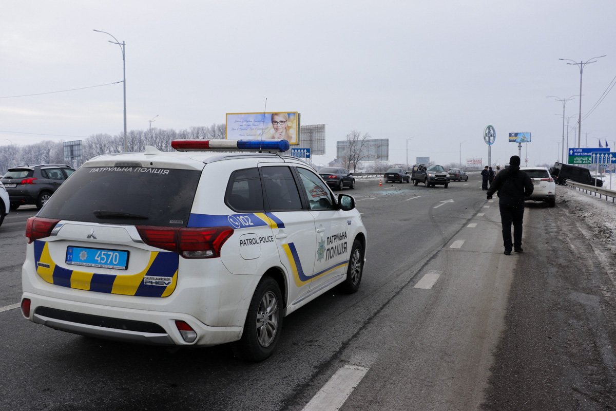 По предварительной информации, оба автомобиля двигались в сторону Киева По предварительной информации, оба автомобиля двигались в сторону Киева