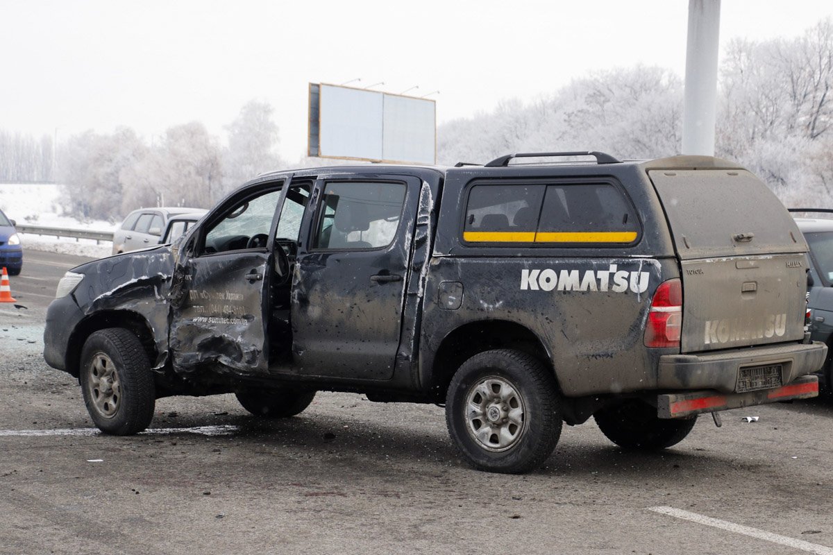 Водитель Toyota говорит, что не увидел в зеркалах Mercedes. Возможно, он попал в мертвую зону Водитель Toyota говорит, что не увидел в зеркалах Mercedes. Возможно, он попал в мертвую зону