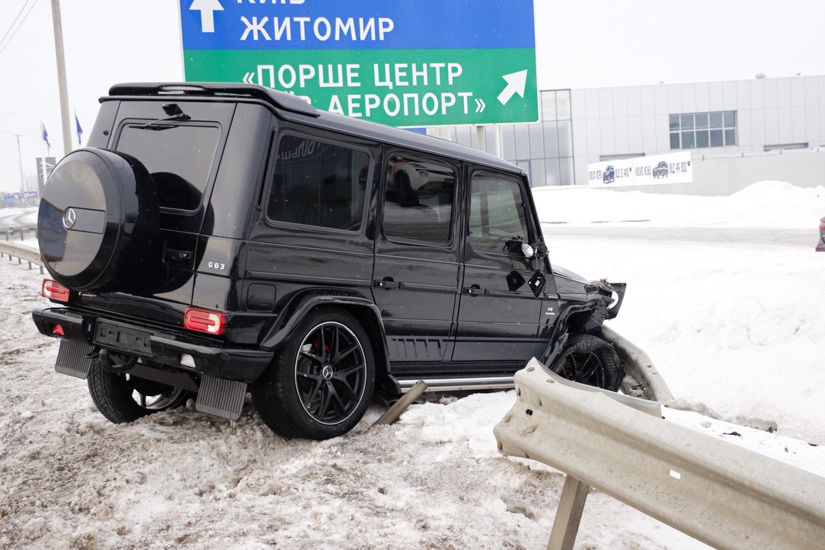 От столкновения «кубик» вылетел с дороги за отбойник, а Hilux перевернулся От столкновения «кубик» вылетел с дороги за отбойник, а Hilux перевернулся
