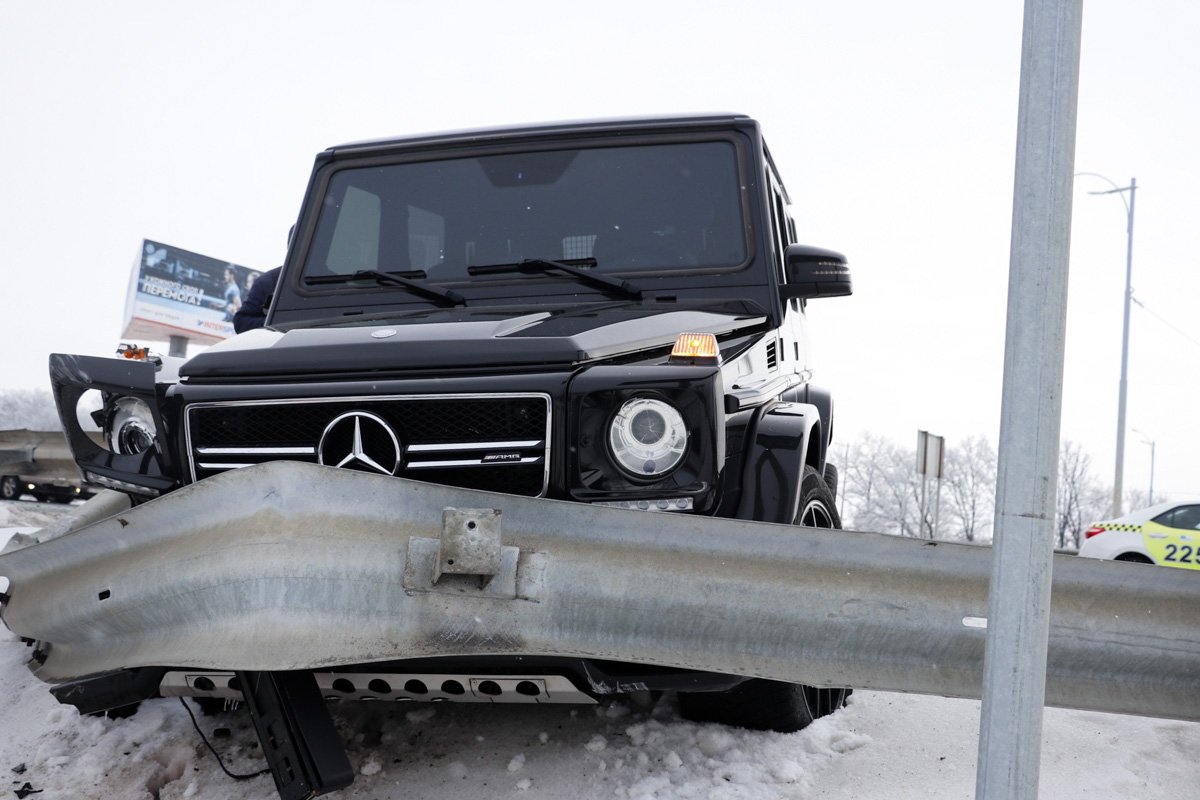 В результате аварии пострадал мужчина-пассажир из внедорожника В результате аварии пострадал мужчина-пассажир из внедорожника