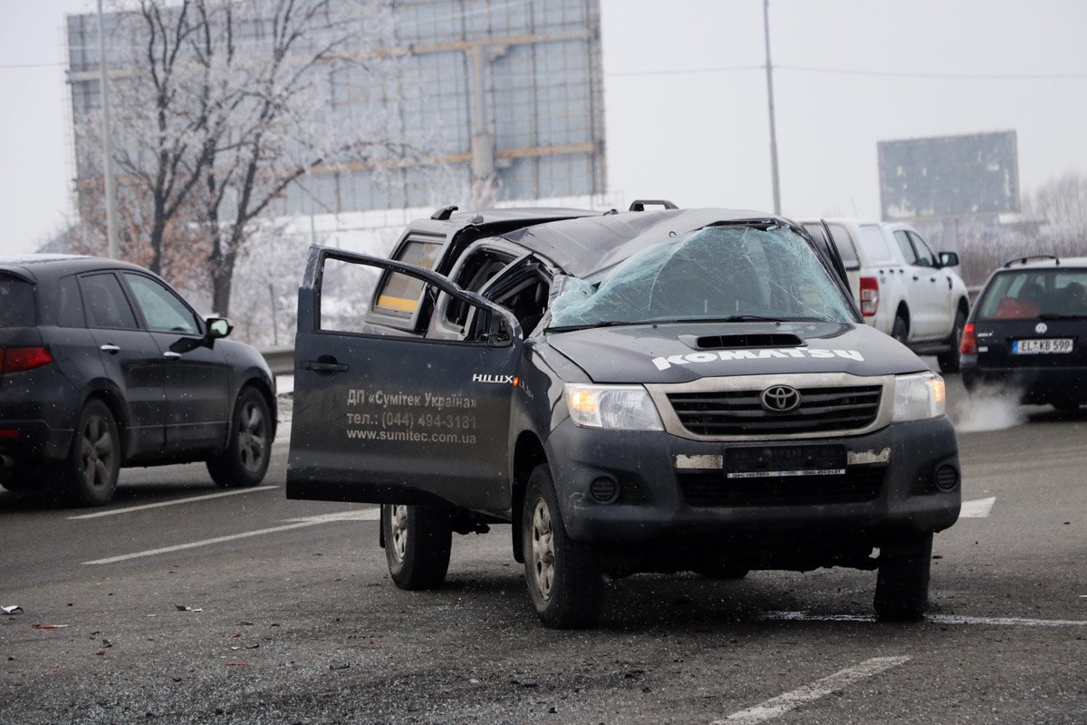 Предварительно, водителю Toyota нужно было повернуть на разворот в сторону аэропорта, но резко произошло столкновение Предварительно, водителю Toyota нужно было повернуть на разворот в сторону аэропорта, но резко произошло столкновение