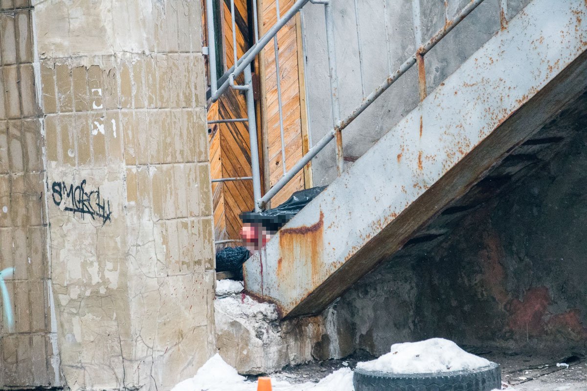 Тело лежало на ступеньках парадного 17-этажного дома