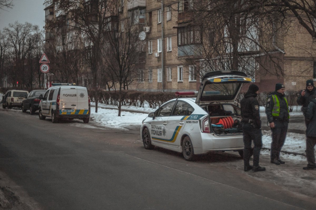 Во дворе дома по адресу Тампере, 13 мужчина избивал свою жену