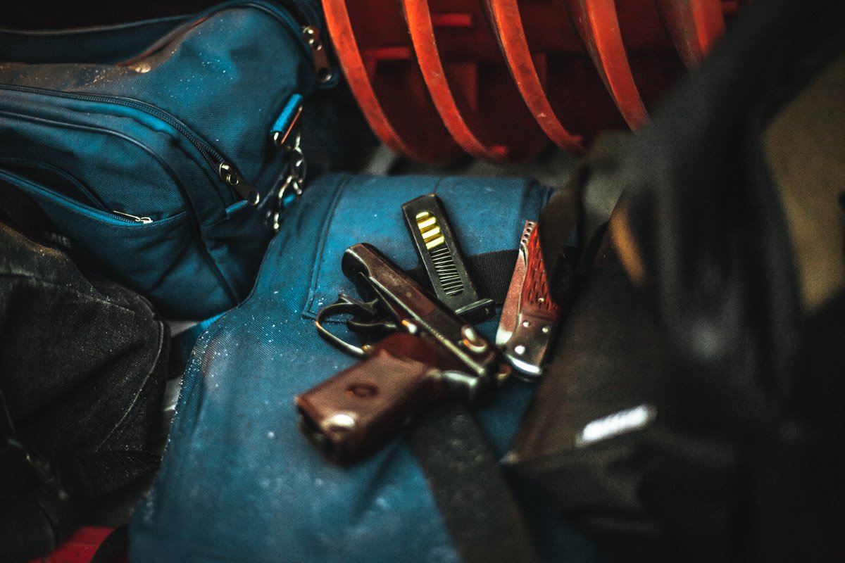 После того, как прохожие оттащить мужа от жены, он достал пистолет и несколько раз выстрелил в них