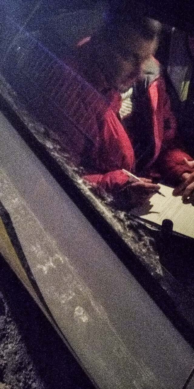 До прибытия медиков мужчину посадили в патрульную машину, чтобы он согрелся До прибытия медиков мужчину посадили в патрульную машину, чтобы он согрелся