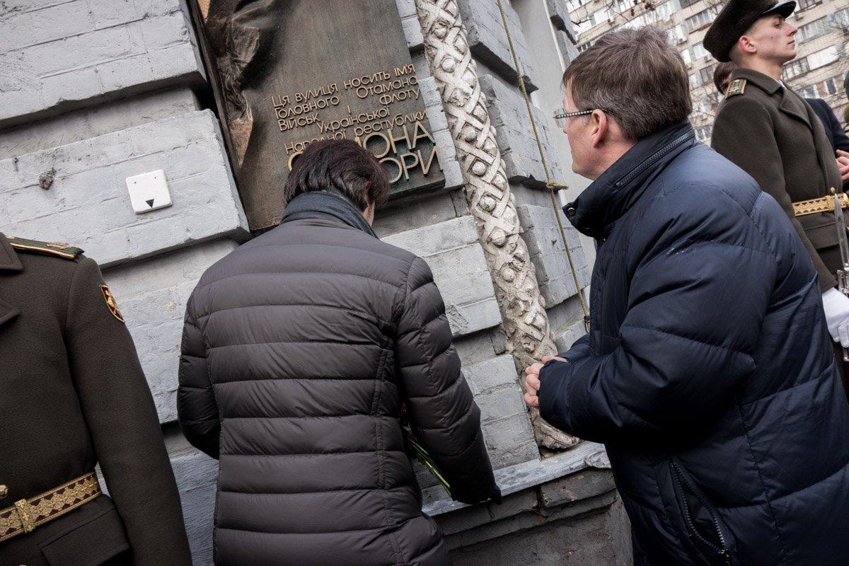 К памятной доске возложили цветы в честь Симона Петлюры К памятной доске возложили цветы в честь Симона Петлюры