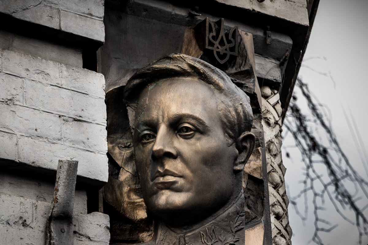 Барельеф создал скульптор Василий Маркуш Барельеф создал скульптор Василий Маркуш