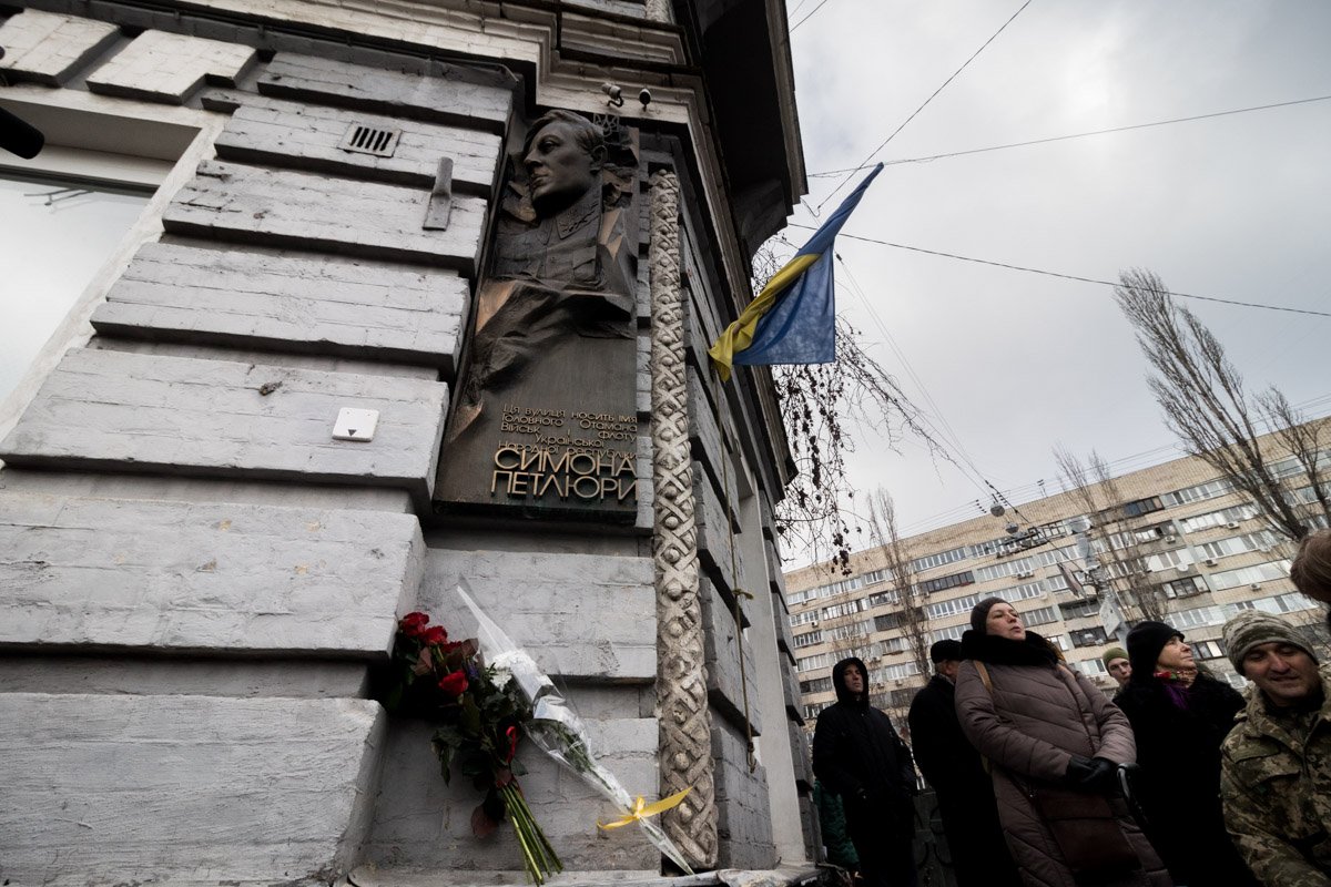 Памятную доску создали для того, чтобы напомнить жителям Украины о событиях революции 1917 - 1921 годов Памятную доску создали для того, чтобы напомнить жителям Украины о событиях революции 1917 - 1921 годов