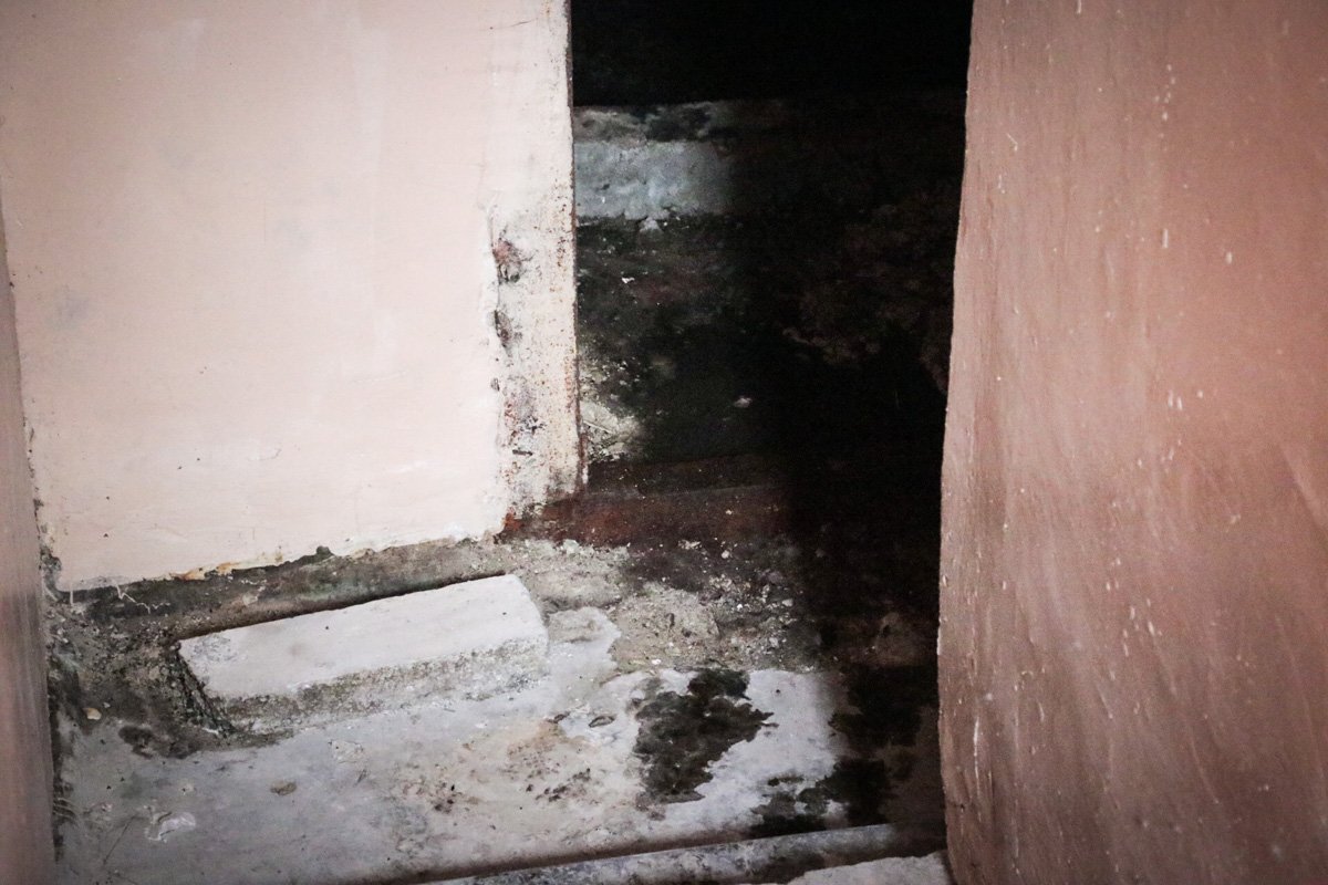 У входа в подвал полицейские обнаружили пятна крови