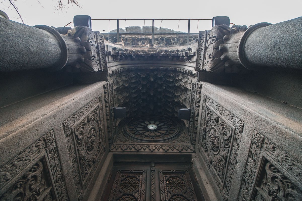 Фасад кенассы украсили орнаментами в мавританско-арабском стиле