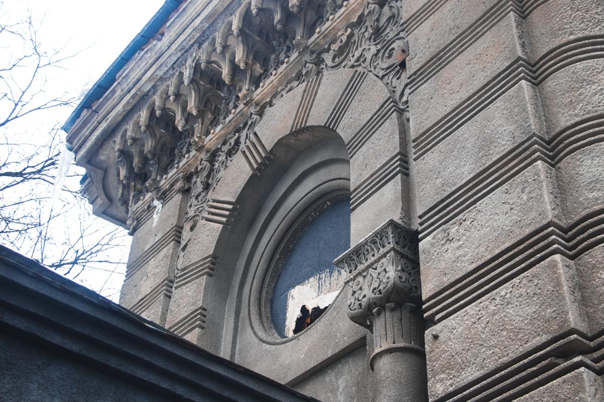 Раньше на этих окна ярко сверкали витражи