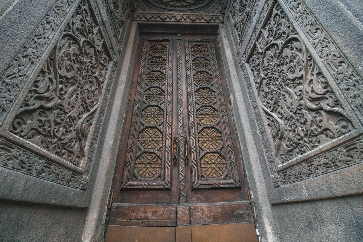 Даже в сегодняшнем состоянии здание выглядит величественно 