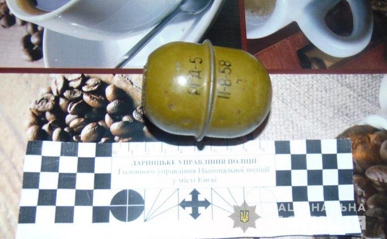 Местный житель разгуливал хвастался и угрожал соседям гранатой