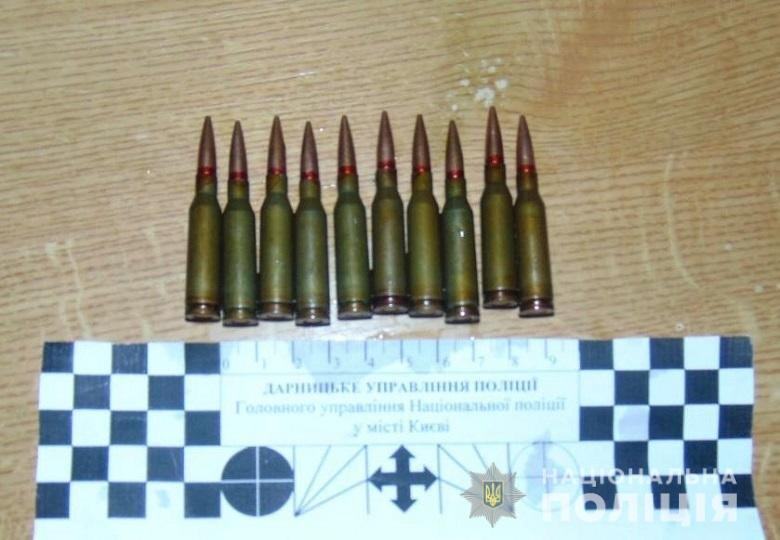 Правоохранители задержали парня и осмотрели его квартиру, где обнаружили металлический корпус гранаты и 10 патронов