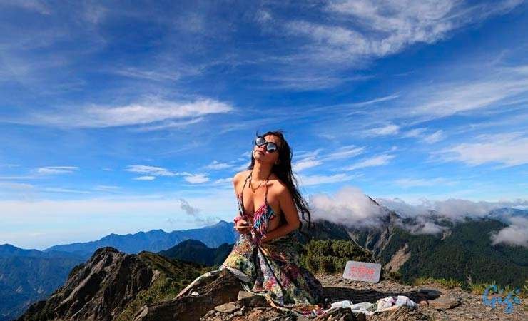 Знаменитая блогерша с Тайваня, которую прославили путешествия в бикини, насмерть замерзла в горах