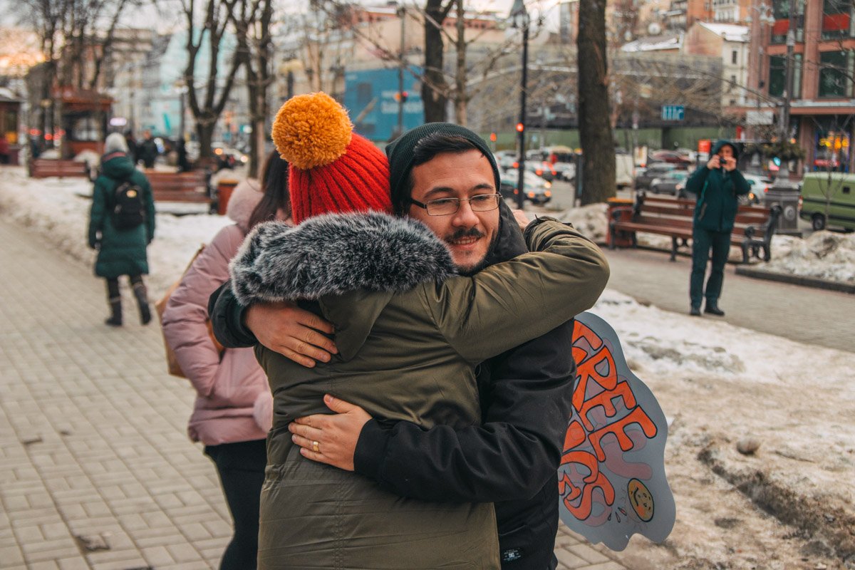 Можно обнимать с легкой улыбкой Можно обнимать с легкой улыбкой