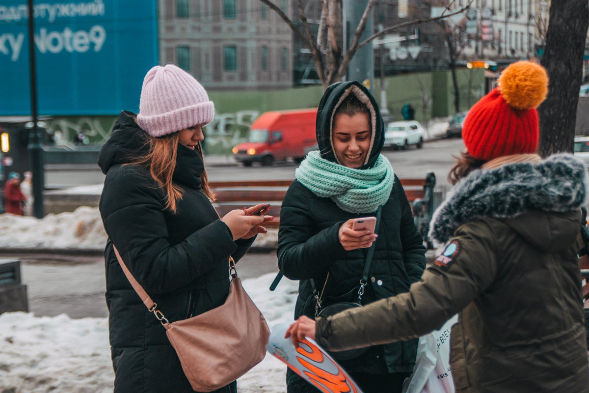 Смартфоны - в сторону! Время обниматься Смартфоны - в сторону! Время обниматься