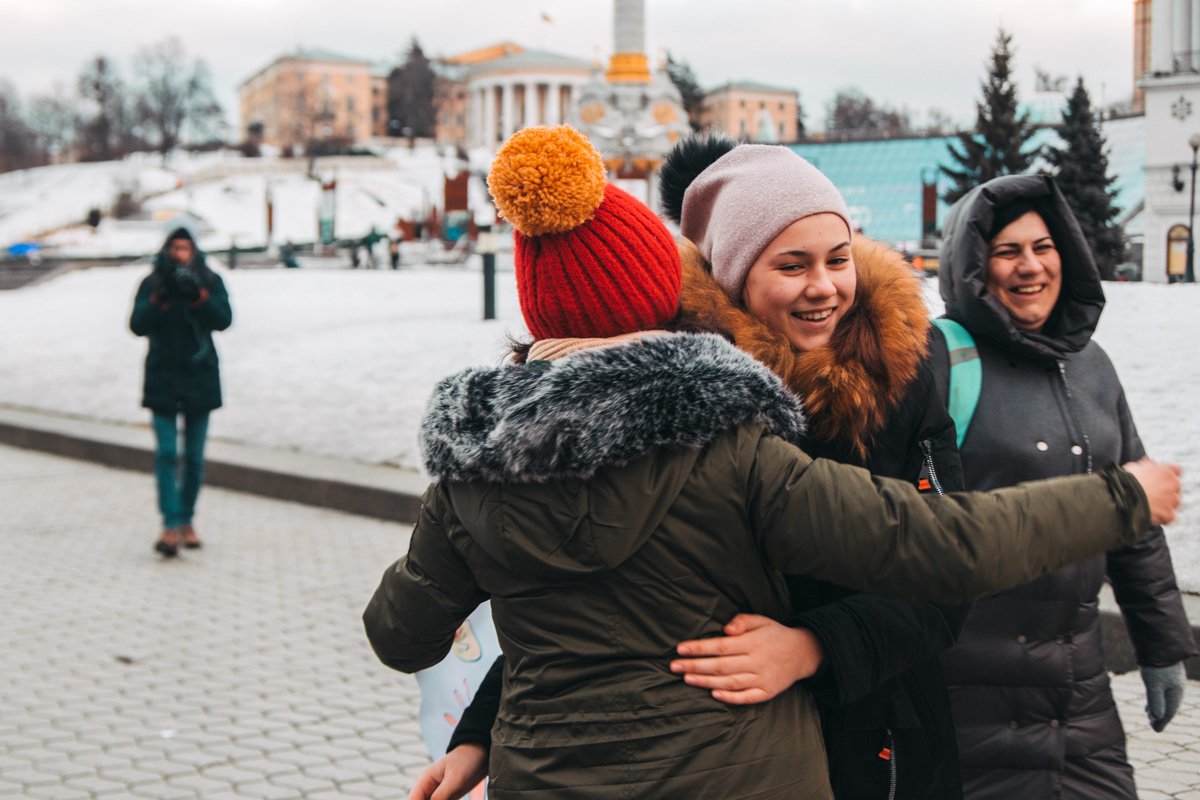 Даже обняв одного человека, мы сможем на мгновение охватить целый мир Даже обняв одного человека, мы сможем на мгновение охватить целый мир