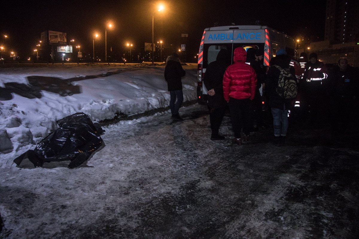 Мужчину обнаружили молодые парни, которые также работали в магазине