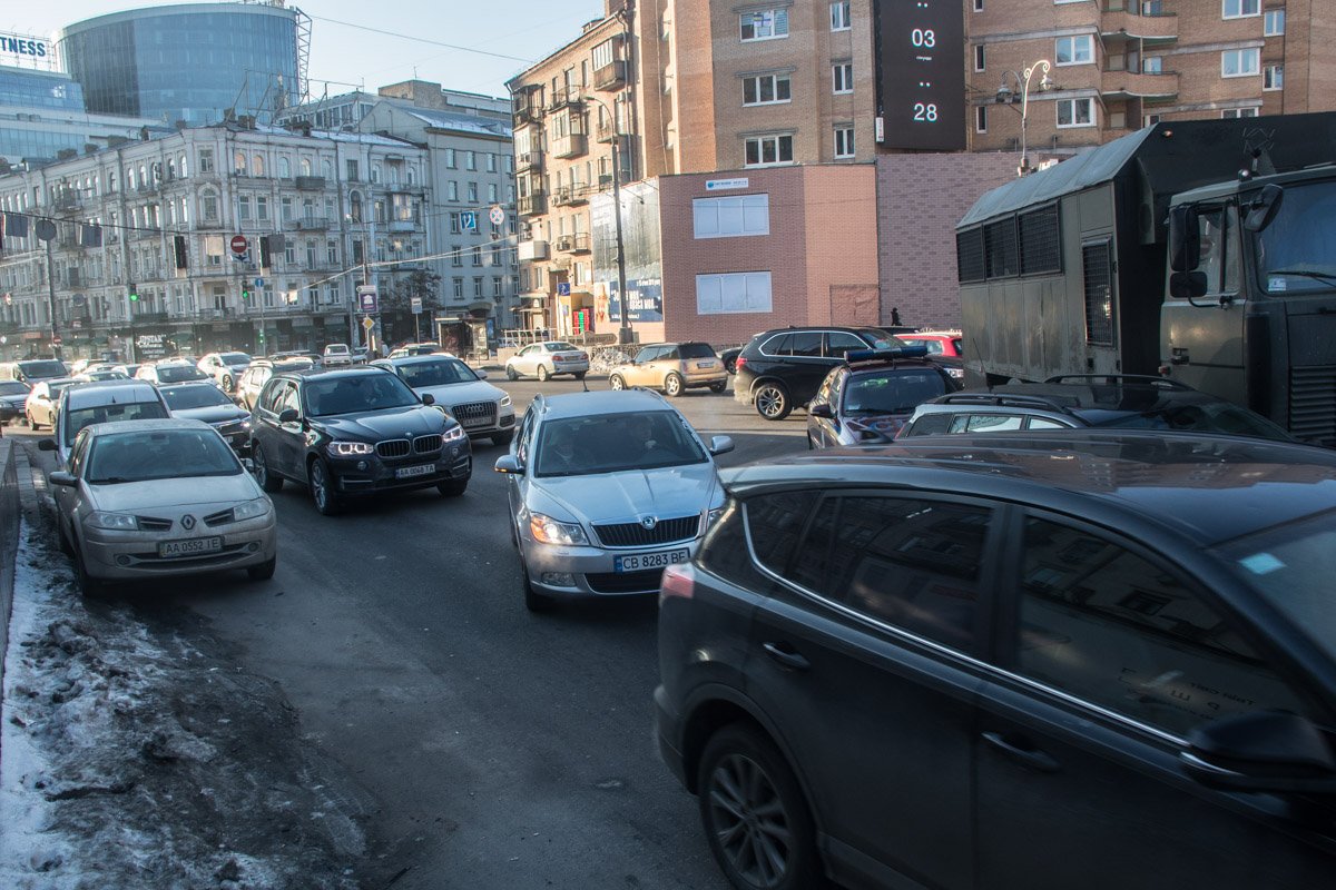 Предварительно, легковушка попала в слепую зону для водителя грузовика Предварительно, легковушка попала в слепую зону для водителя грузовика