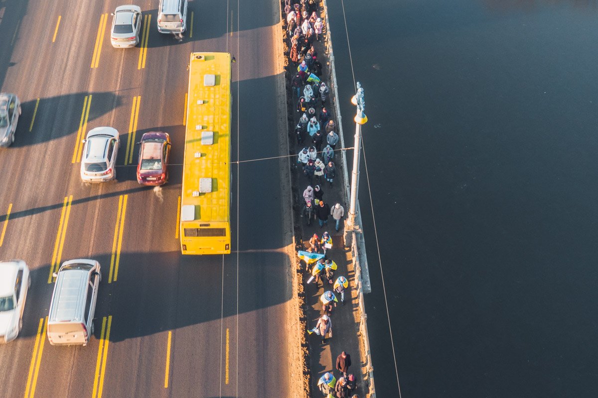 В честь этого праздника жители Киева собрались на мосту Патона, чтобы образовать живую цепь