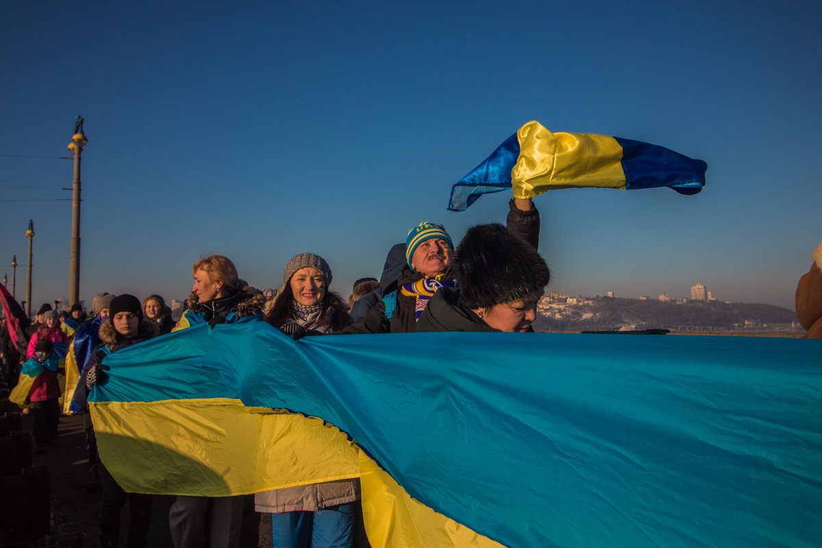 Во время шествия по мосту жители Киева пели патриотичные песни 
