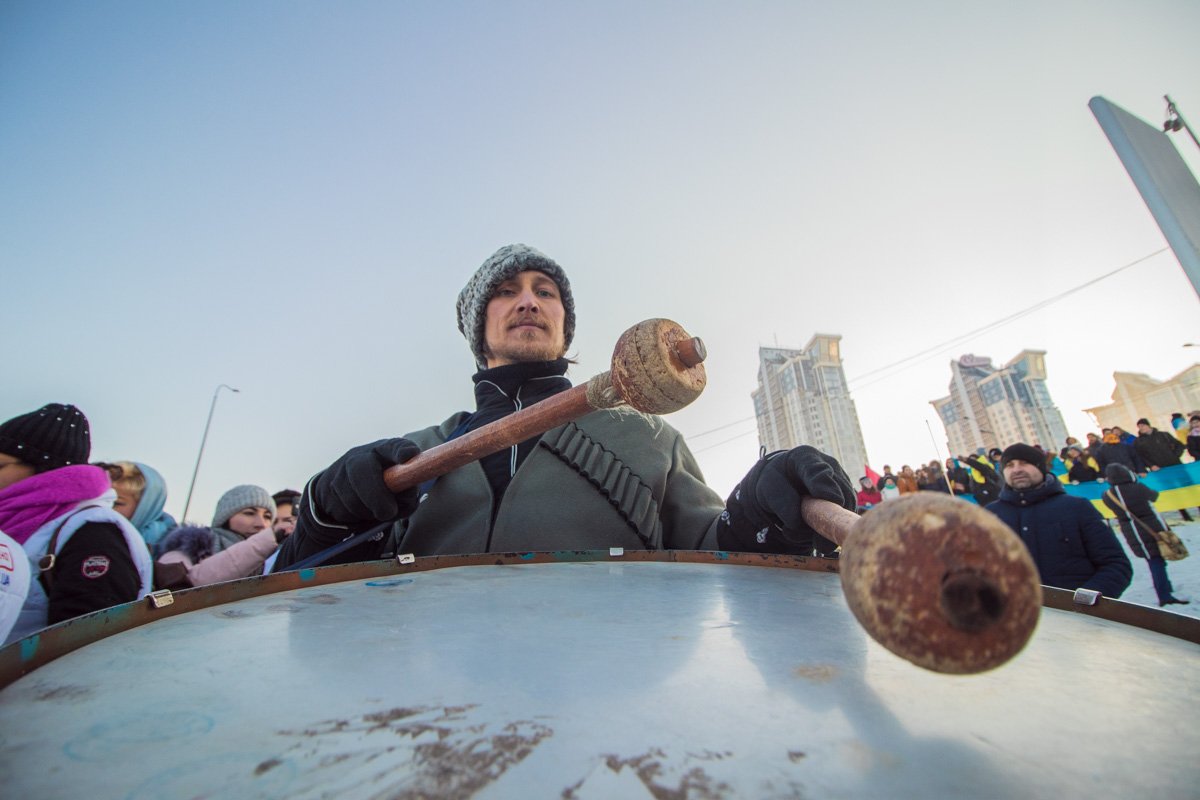 Оркестр выступил в национальных украинских костюмах 