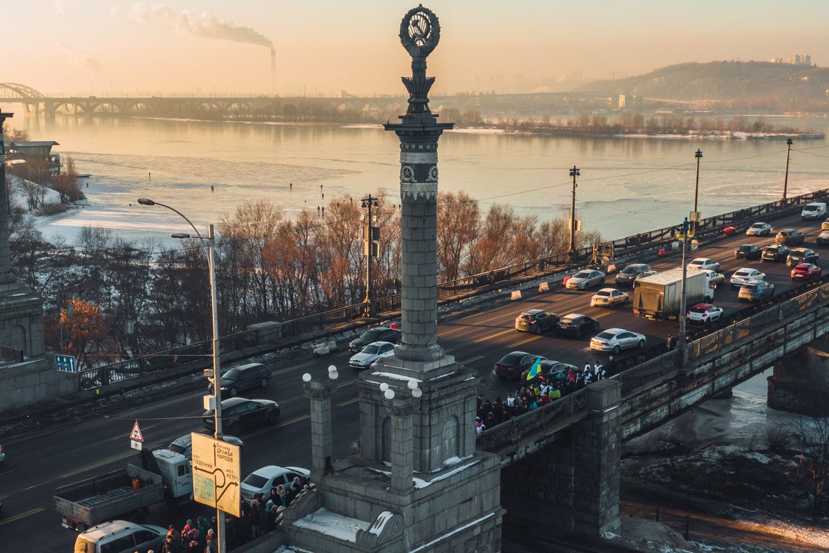 Обмотавшись флагами Украины, люди взялись за руки, заполнив весь мост