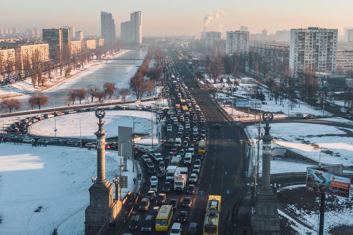 Из-за количества машин движение на мосту было затруднено 