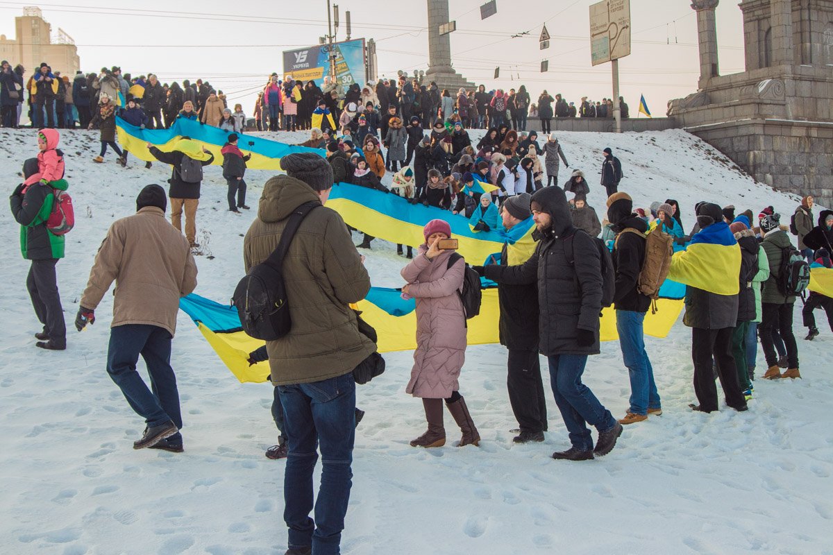 После создания "живой цепи" люди спустились под мост Патона, где продолжили празднование 