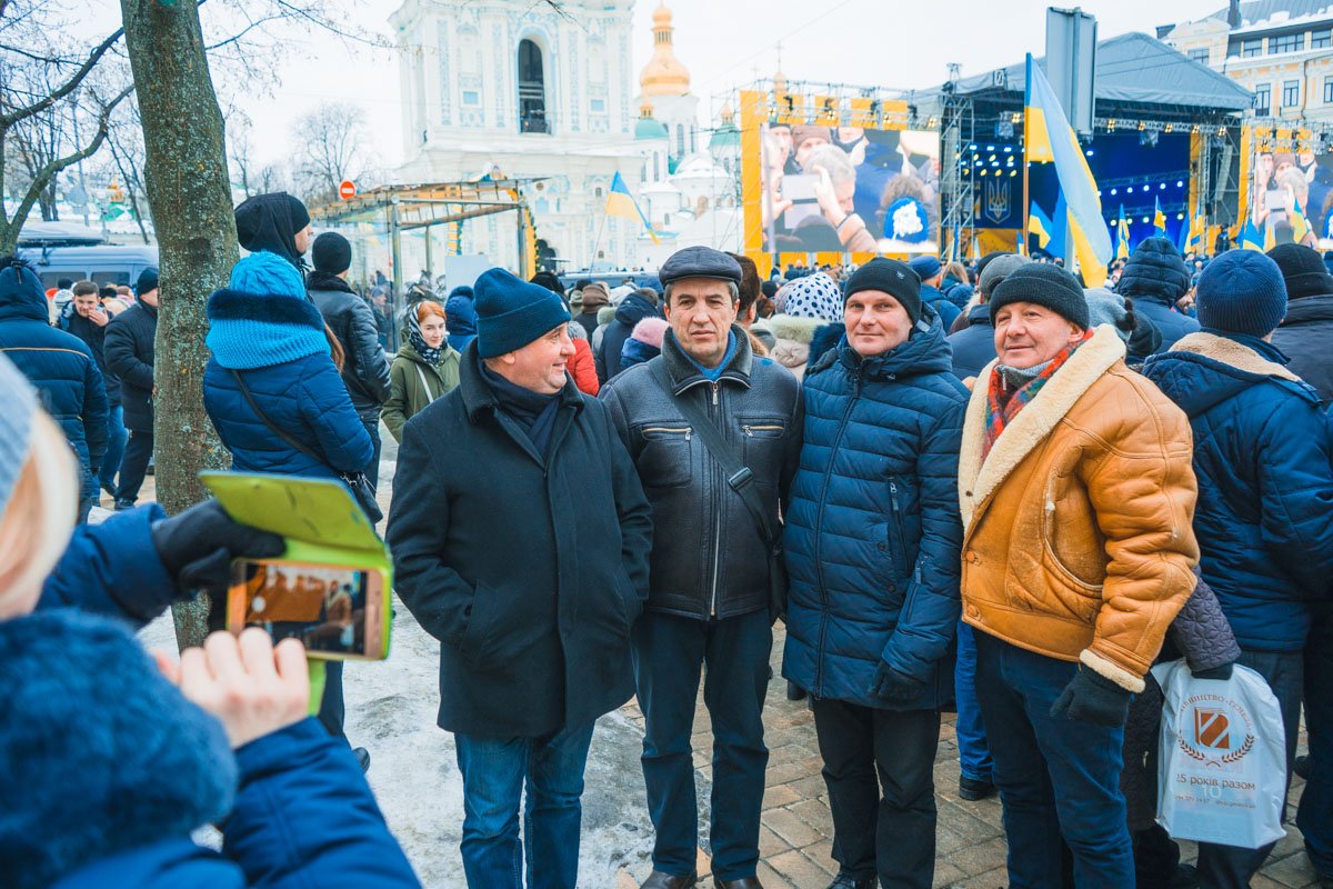 Хотя этот день - рабочий, многих это не остановило посетить праздничную локацию - Софийскую площадь 