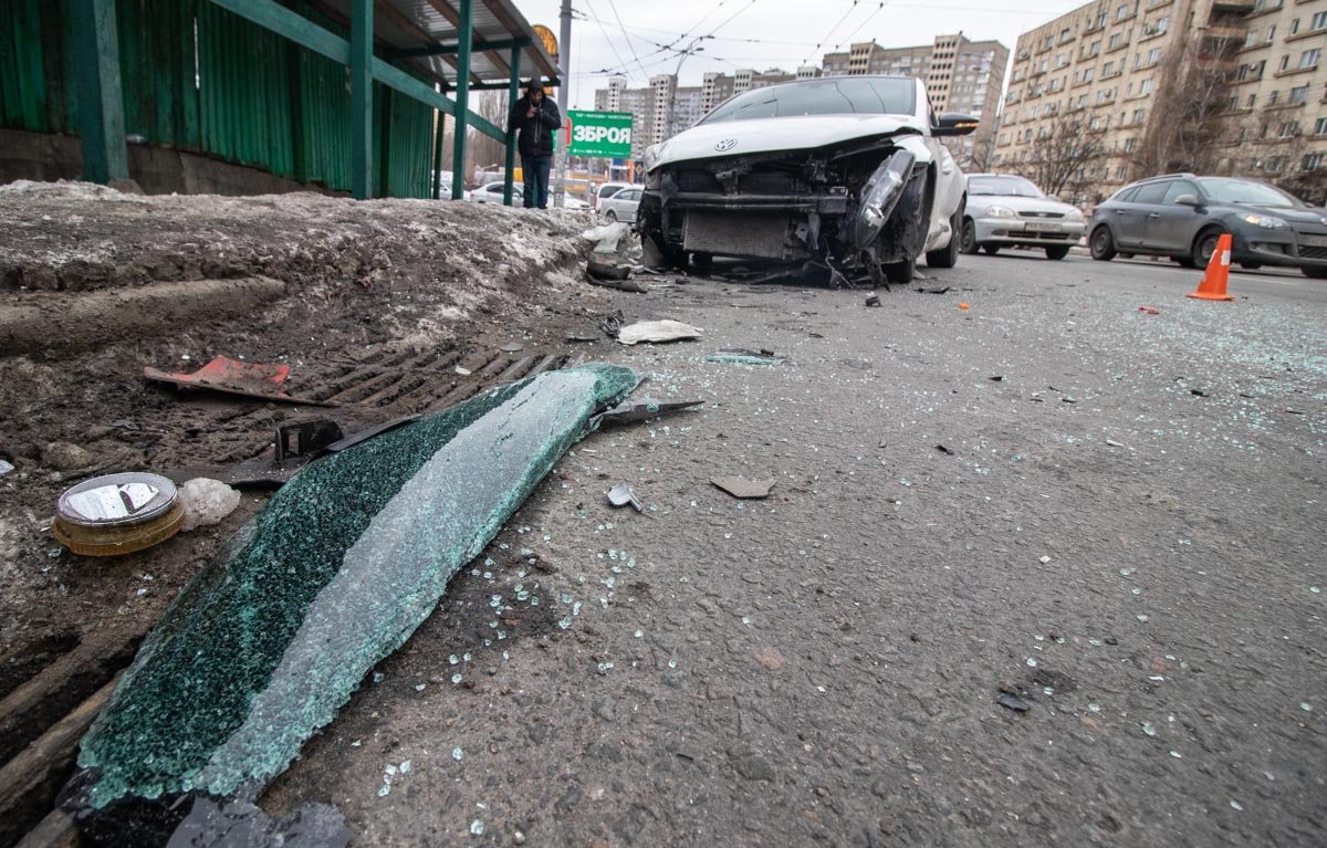 Водитель не справился с управлением и врезался сначала в Renault, а после в Nissan