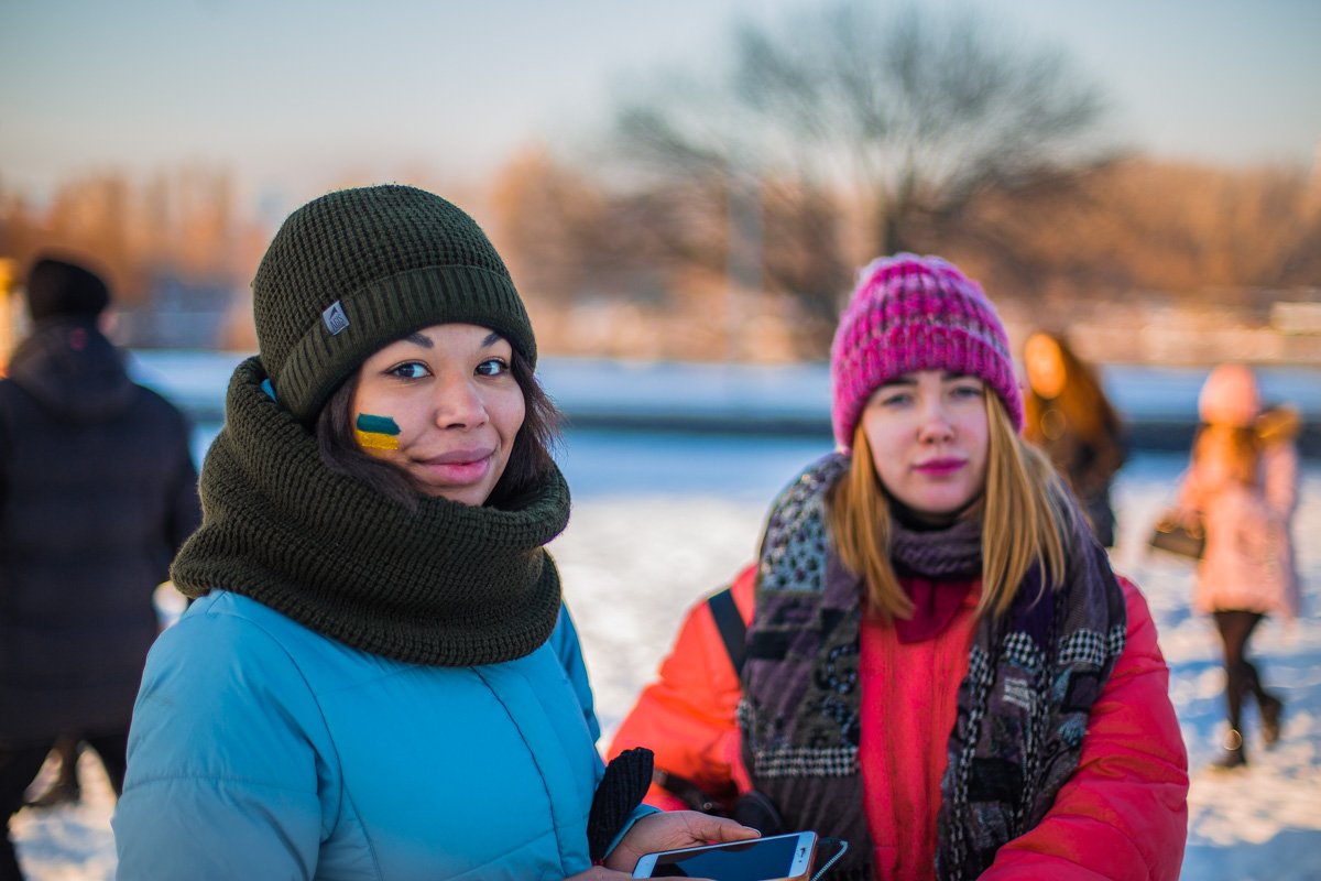 Счастливые лица патриоток-красавиц Счастливые лица патриоток-красавиц