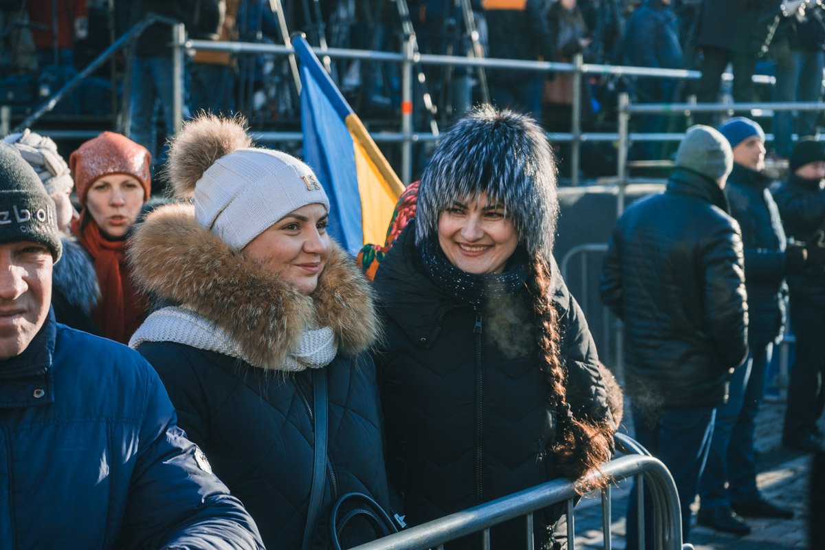 Улыбчивые лица в лучах солнца Улыбчивые лица в лучах солнца