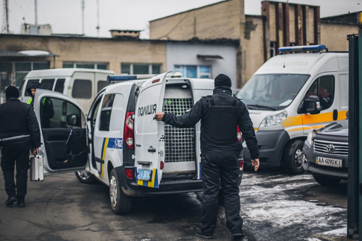 Тело погибшего было в полу сидячем положении, а на лице мужчины была кровь