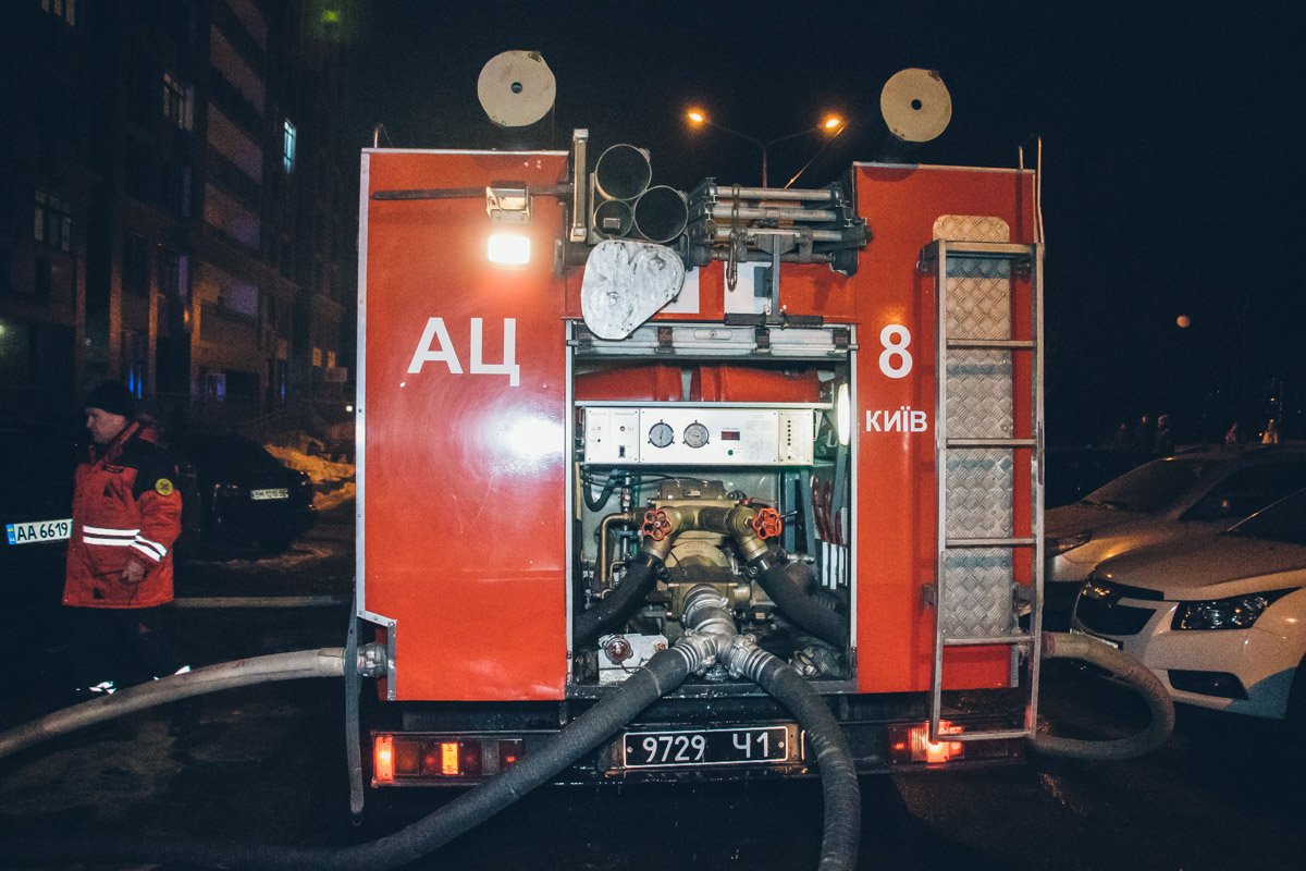Предварительно, возгорание произошло в общих электрощитовых (кабеля в кабельной шахте) с подвального помещения по 11 этаж