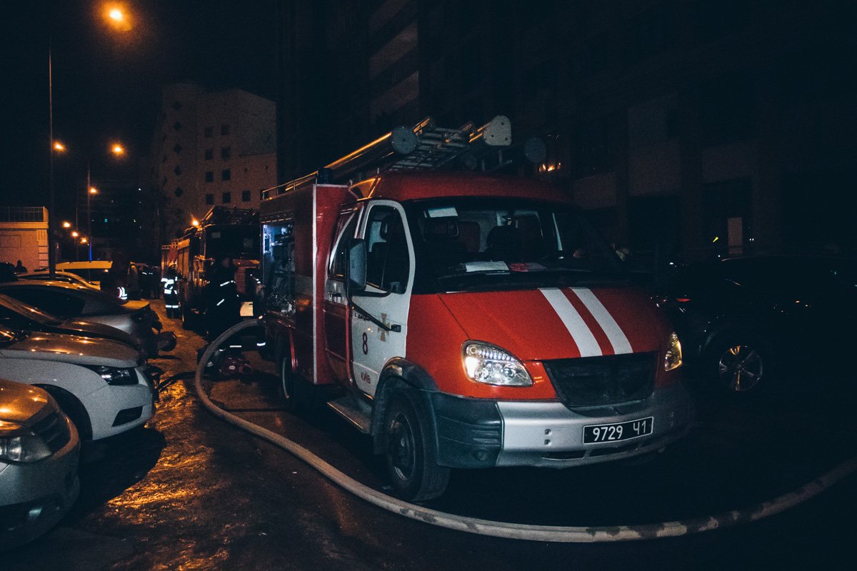 Из дома эвакуировали около 40 человек, в том числе женщину с двумя детьми, которых удалось спасти с помощью автовышки