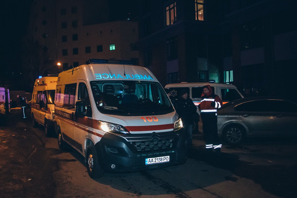 Также на месте происшествия дежурили несколько бригад скорой помощи