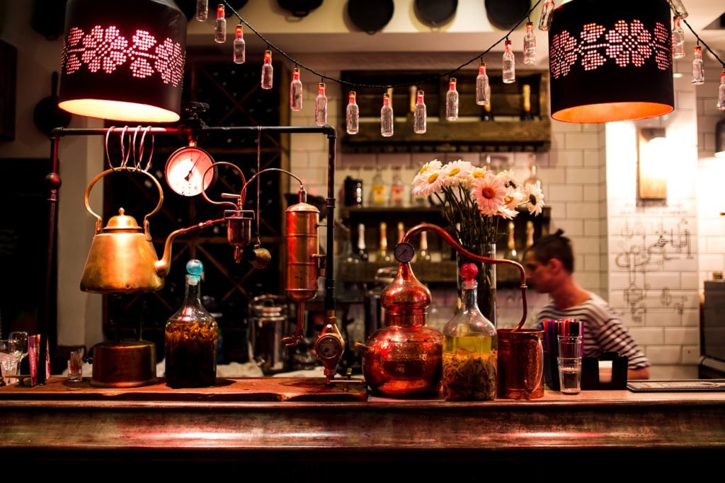 Samogon Bar - это отличное настроение и много различных видов крепкого самогона. И, конечно же, самогонный аппарат в качестве талисмана