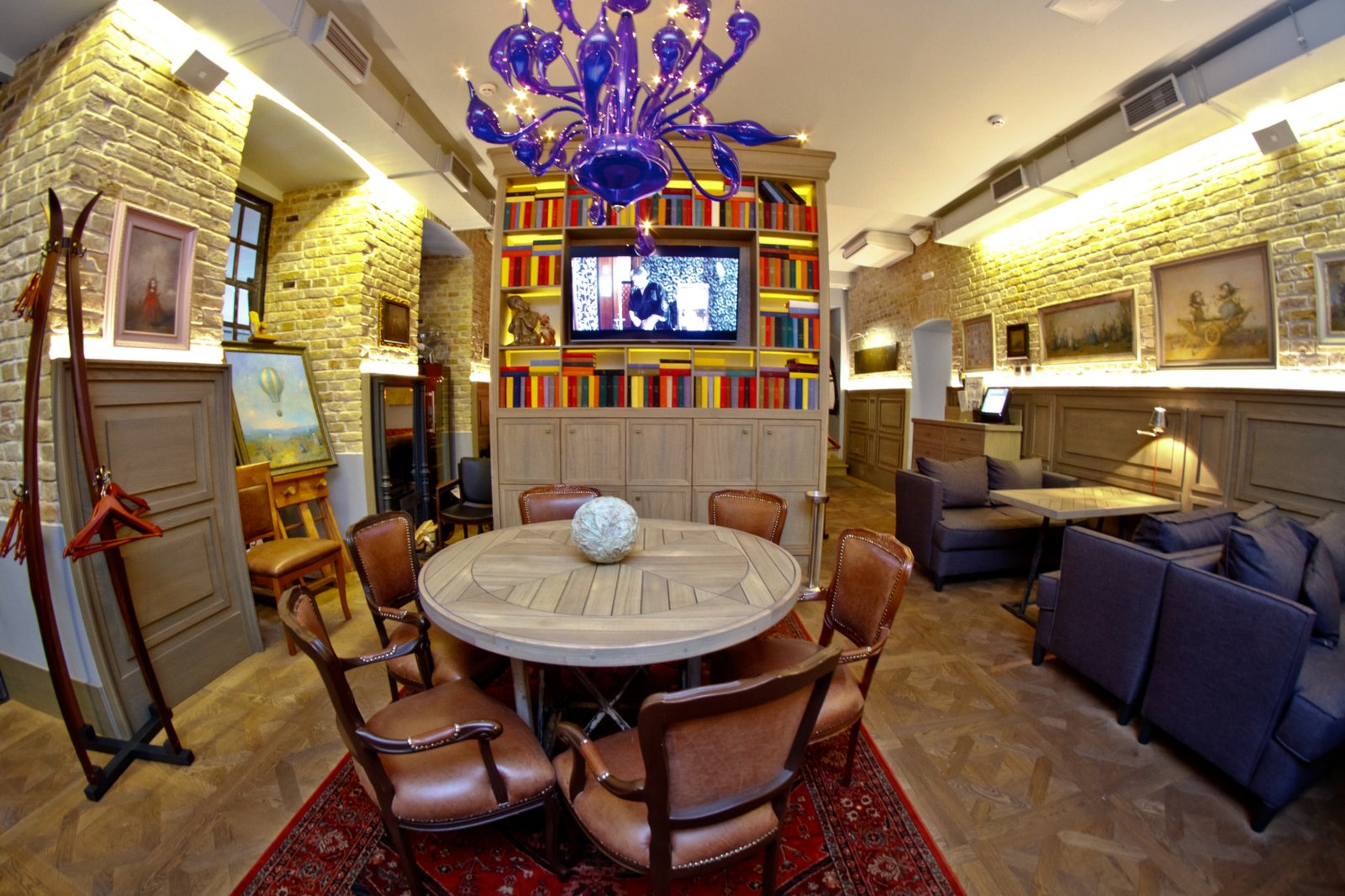 Любимый дядя - это ресторан, который позиционирует себя как дом близкого веселого дяди, где классно собираться с родными