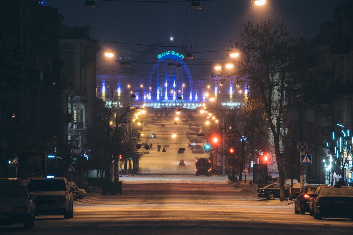 Улица Симона Петлюры является прямым сообщением железнодорожного вокзала с центром Киева
