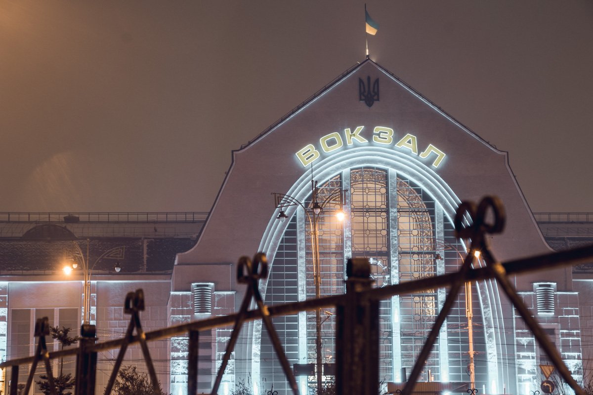 Улица заканчивается Вокзальной площадью и зданием Центрального железнодорожного вокзала