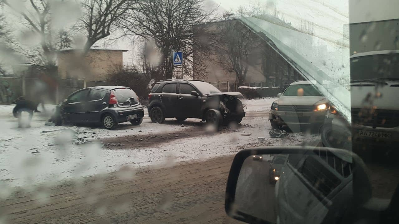 На пересечении улиц Василенко и Выборгской произошло лобовое столкновение с участием компактного внедорожника и Peugeot