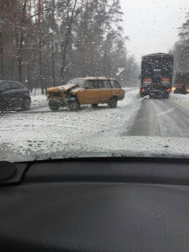 На автотрассе М-07 (так называемая "Варшавка") столкнулись ВАЗ 2102 и Renault Kangoo