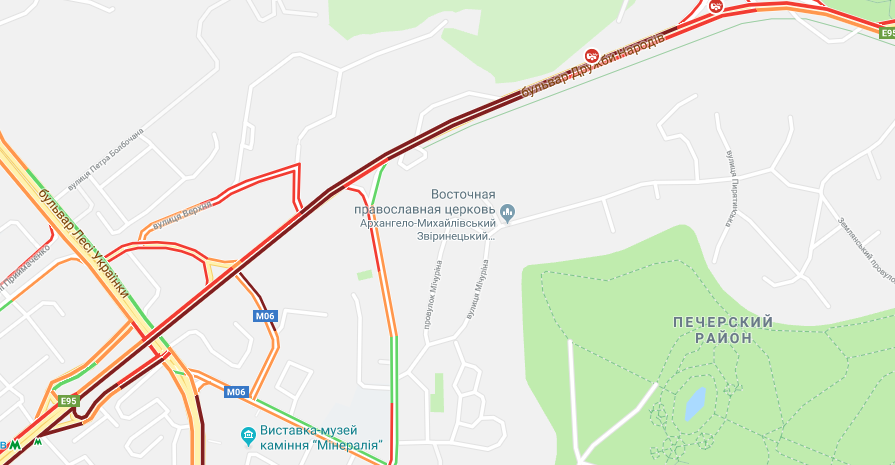 На бульваре Дружбы Народов в течение всего дня происходят аварии, поэтому улица светится всеми оттенками красного