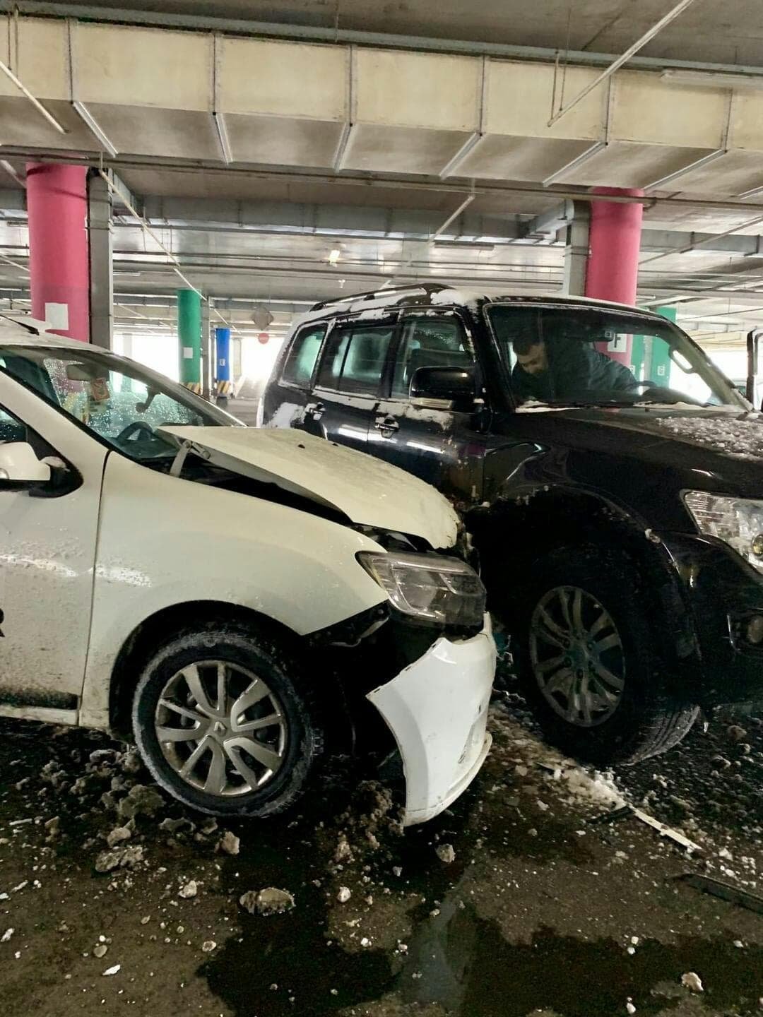 Причинами ДТП не всегда был снег. Как пример - авария на сухой, крытой паркове