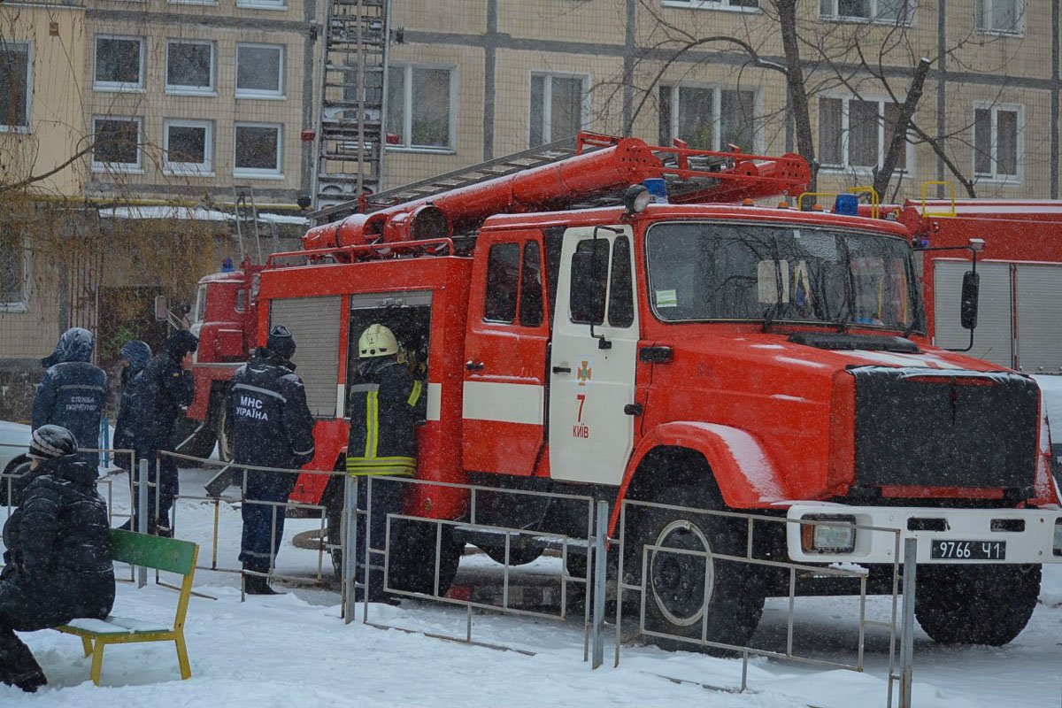 На месте работали шесть единиц основной и специальной техники и 35 человек личного состава