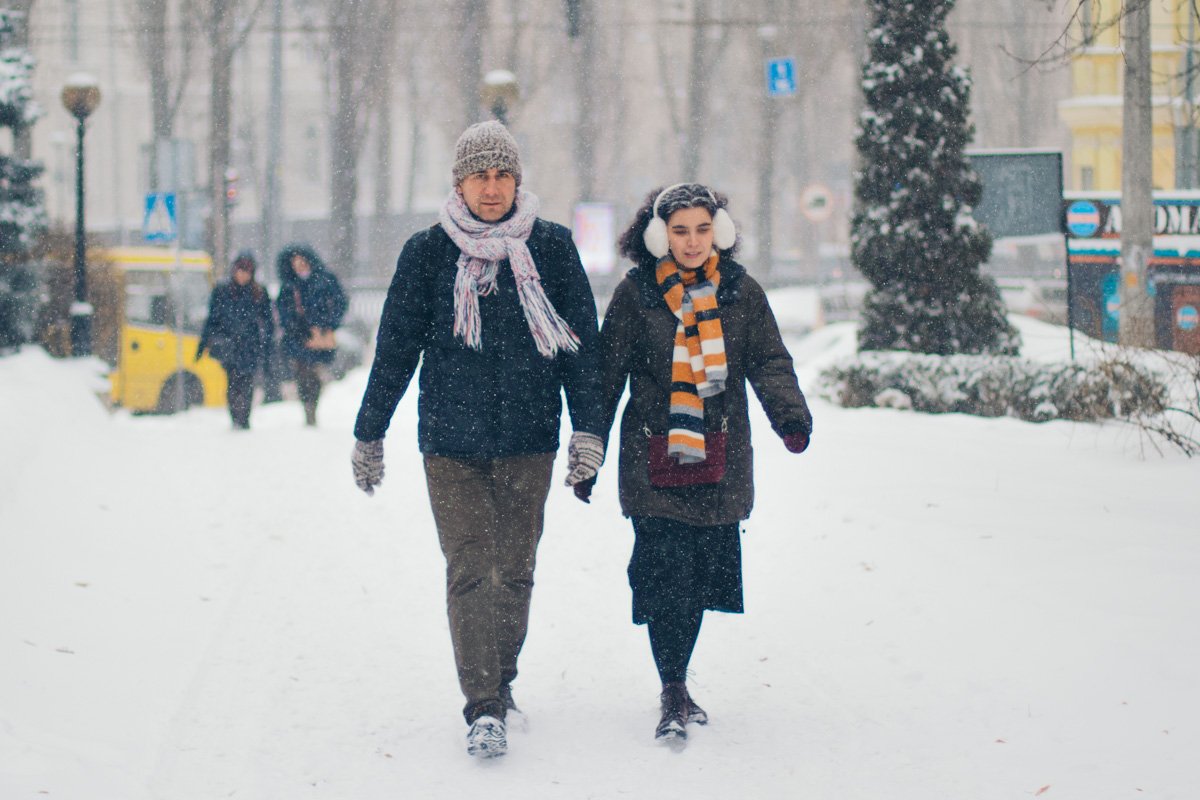 Когда улицы покрываются снегом, так приятно идти по ним рука об руку с близким человеком Когда улицы покрываются снегом, так приятно идти по ним рука об руку с близким человеком