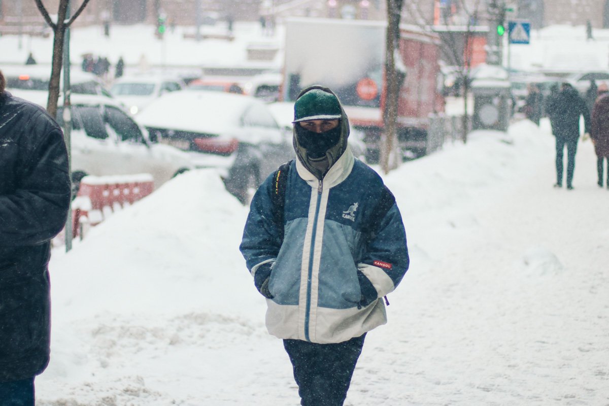 В такую погоду многие пытаются спрятать свое лицо, укрыться от снега. Иногда это выглядит очень забавно В такую погоду многие пытаются спрятать свое лицо, укрыться от снега. Иногда это выглядит очень забавно