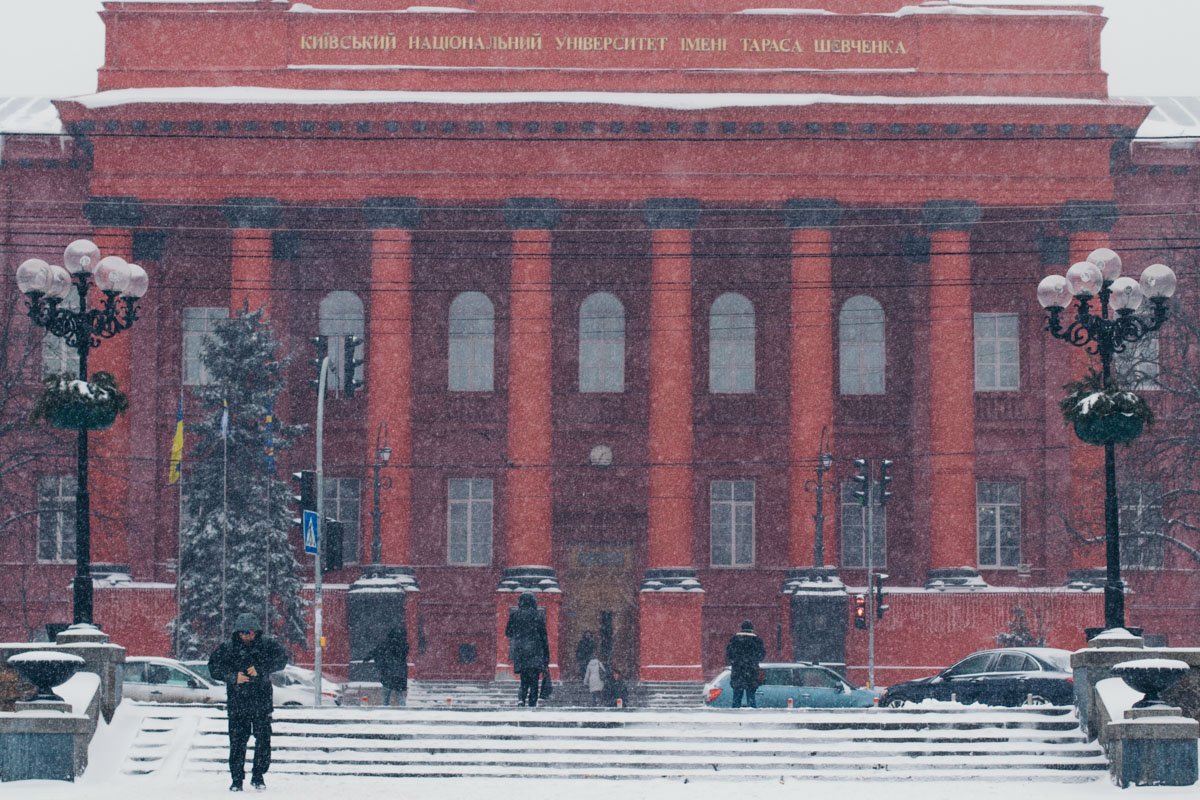Вот так выглядят знакомые здания через снежную призму. Выглядит своеобразно и необычно Вот так выглядят знакомые здания через снежную призму. Выглядит своеобразно и необычно